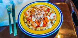 Salade de pâtes au thon, tomate, et fromage féta