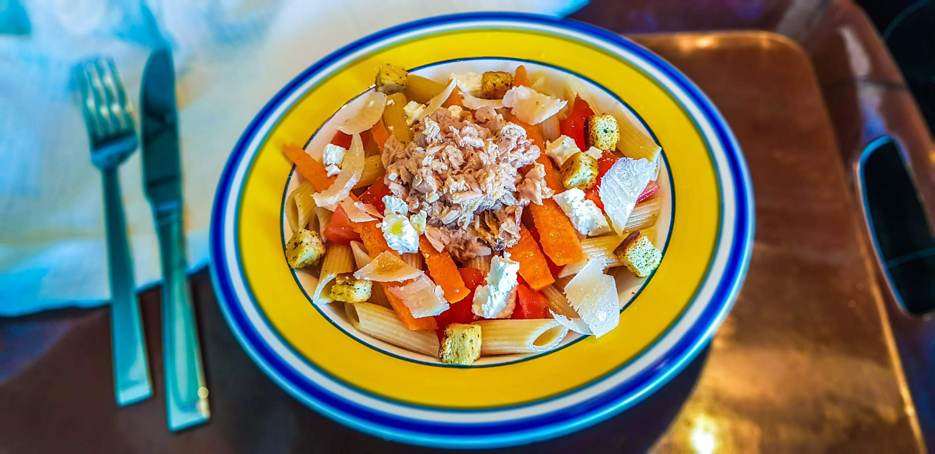 Salade de pâtes au thon, tomate, et fromage féta