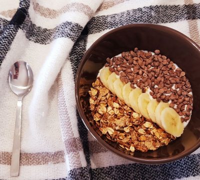 Yaourt nature, muesli, banane, et pépites de chocolat